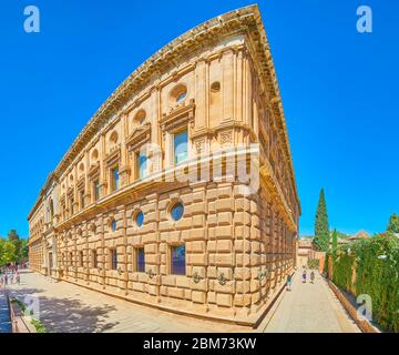 GRANADA, SPANIEN - 25. SEPTEMBER 2019: Entdecken Sie Carlos V Palast mit beeindruckendem Renaissance-Stil außen, geschnitzten Mustern und Girlanden, Alhambra comple Stockfoto