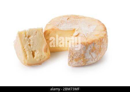 Studio-Aufnahme von Camembert-Stil Käse geschnitten vor einem weißen Hintergrund Stockfoto