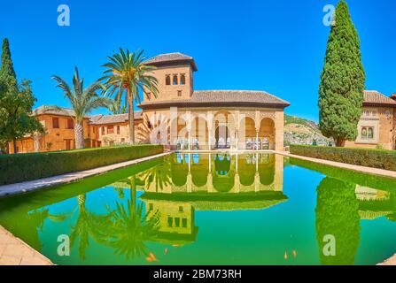 GRANADA, SPANIEN - 25. SEPTEMBER 2019: Panorama des Palastes Partal, gekrönt mit Damenturm, kleine Kapelle (Moschee, Oratorium) und Teich reflektierend Stockfoto