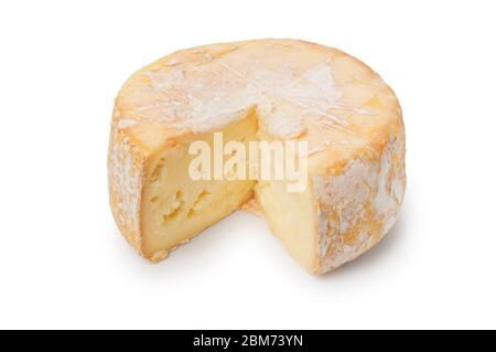 Studio-Aufnahme von Camembert-Stil Käse geschnitten vor einem weißen Hintergrund Stockfoto