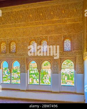 GRANADA, SPANIEN - 25. SEPTEMBER 2019: Das Oratorium des Nasriden Palastes der Alhambra mit beeindruckender Sebka Dekoration, arabischen Bildschirmen, Bogenfenstern und Qura Stockfoto