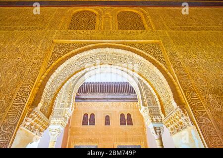 GRANADA, SPANIEN - 25. SEPTEMBER 2019: Das Meisterwerk sebka Dekor bedeckt die Wände des vergoldeten Saal des Nasriden-Palastes von Alhambra und seinen gewölbten Pass, Leadin