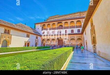 GRANADA, SPANIEN - 25. SEPTEMBER 2019: Der schattige Hof von Myrtles (Nasridenpalast, Alhambra) mit Topiarbüschen und Meisterstück sebka Gipsarbeiten auf Wal Stockfoto