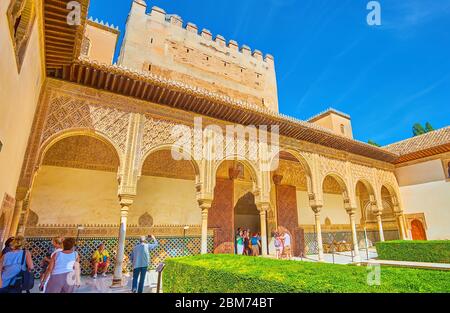 GRANADA, SPANIEN - 25. SEPTEMBER 2019: Die kunstvolle Fassade des Palastes Comares, gegenüber dem Hof von Myrtles (Nasridenpalast, Alhambra), am 25. September in Gr Stockfoto