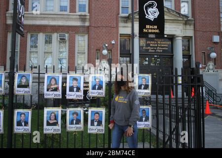 7. Mai 2020, New York, New York, USA: Covid19 N.Y.C. 5/7/2020 Madison High School im Midwood-Abschnitt von Brooklyn hängt über 800 Fotos ihrer Senioren, weil sie die Graduation Ceremony wegen der Corona Virus Pandemie abbrechen mussten der Schuldirektor wollte die Schüler für dort harte Arbeit ehren. James Madison High School Principal Jodie Cohen vor einigen der Fotos, die sie und ihre Schulmitarbeiter auf der Abschlussfeier gemacht haben (Foto: © Bruce Cotler/ZUMA Wire) Stockfoto