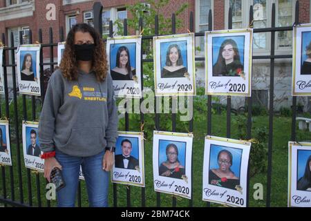 7. Mai 2020, New York, New York, USA: Covid19 N.Y.C. 5/7/2020 Madison High School im Midwood-Abschnitt von Brooklyn hängt über 800 Fotos ihrer Senioren, weil sie die Graduation Ceremony wegen der Corona Virus Pandemie abbrechen mussten der Schuldirektor wollte die Schüler für dort harte Arbeit ehren. James Madison-Direktor Jodie Cohen vor einigen der älteren Fotogramme, die sie und ihr Schulpersonal aufstellten (Foto: © Bruce Cotler/ZUMA Wire) Stockfoto