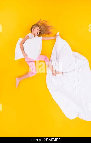 Vertikale Ansicht von oben über hohen Winkel flach legen Flatlay Lüge Konzept Blick auf schöne schöne schöne fröhlich fröhlich verrückt Mädchen schlafen fliegenden Schlafenszeit isoliert hell Stockfoto