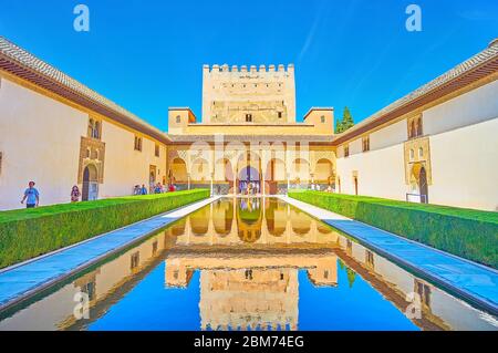 GRANADA, SPANIEN - 25. SEPTEMBER 2019: Der mittelalterliche Hof von Myrtles (Nasridenpalast, Alhambra) mit dem Comares Turm und der Palasthalle, die sich im Spiegel widerspiegelt Stockfoto