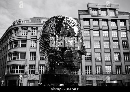 Prag, Tschechische Republik - 29. Dezember 2019: Die kinetische Skulptur von Franz Kafkas Kopf ist ein 11 Meter hohes Werk und besteht aus 42 selbstdrehenden Skulpturen Stockfoto