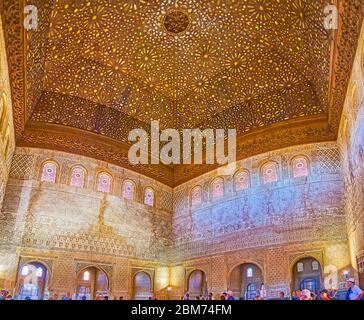 GRANADA, SPANIEN - 25. SEPTEMBER 2019: Panoramareiterinnenraum der Botschafterhalle im Palast Comares (Nasridenpalast, Alhambra) mit geschnitzter Holzkuppel und Ri Stockfoto