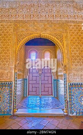 GRANADA, SPANIEN - 25. SEPTEMBER 2019: Die reich verzierte Nische im Botschaftersaal des Palastes Comares (Nasriden-Palast, Alhambra) mit feiner Bodenbearbeitung, Ara Stockfoto