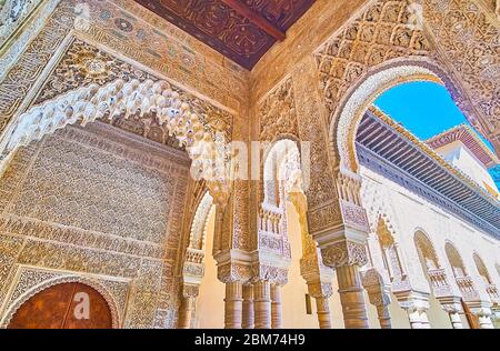 GRANADA, SPANIEN - 25. SEPTEMBER 2019: Die Arkade des Löwenhofes (Nasridenpalast, Alhambra) mit Meisterwerk sebka Gipsarbeiten und Mocarabe Details, t Stockfoto