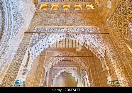 GRANADA, SPANIEN - 25. SEPTEMBER 2019: Die Bögen in Sala de los Reyes (Halle der Könige), im Palast der Löwen (Nasriden Palast, Alhambra) dekoriert Stockfoto