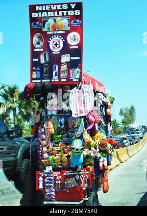 Mexikanischer Straßenhändler, der an der Grenze zu Mexiko in Tijuana Mexiko verkauft Stockfoto