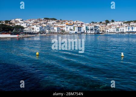 Die reizvolle Landschaft der kleinen Stadt Cadaqués in Katalonien (Spanien) mit ihren typischen weiß bemalten Häusern. Stockfoto