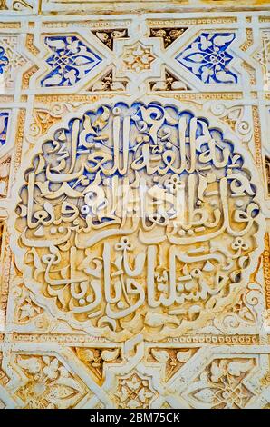 GRANADA, SPANIEN - 25. SEPTEMBER 2019: Die komplexe Korankalligraphie, hergestellt in sebka-Technik an der Wand des Löwenpalastes (Nasriden-Palast, Alhambra), ON Stockfoto