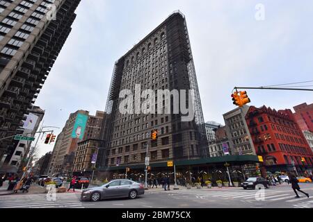 Blick auf die Stadt mit dem Flatiron Building oder Fuller Building, gelegen an der 175 Fifth Avenue im Flatiron District Viertel, Manhattan, New York City. Stockfoto