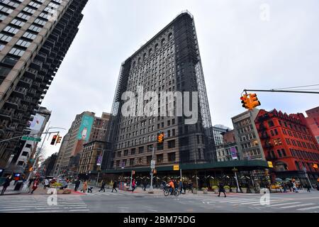 Blick auf die Stadt mit dem Flatiron Building oder Fuller Building, gelegen an der 175 Fifth Avenue im Flatiron District Viertel, Manhattan, New York City. Stockfoto