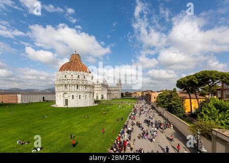 Baptisterium, Dom Santa Maria Assunta und Campanile (Schiefer Turm), Piazza del Duomo, Pisa, Toskana, Italien Stockfoto