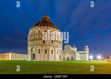 Baptisterium, Dom Santa Maria Assunta und Campanile (Schiefer Turm), Piazza del Duomo, Pisa, Toskana, Italien Stockfoto