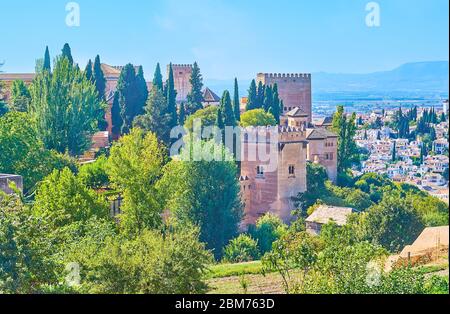 Beobachten Sie die mittelalterlichen Alhambra-Türme mit Zinnen und Festungsmauern vom Hang des Sun Hill, Granada, Spanien Stockfoto