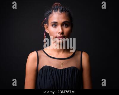 Porträt von jungen schönen asiatischen Frau mit Zöpfen Stockfoto