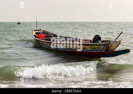 Buntes Fischerboot in Banjul, Hauptstadt von Gambia, Westafrika Stockfoto