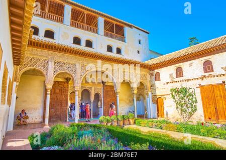 GRANADA, SPANIEN - 25. SEPTEMBER 2019: Das Portal der Generalife Sommerresidenz der Alhambra mit kunstvollen Arkade und üppigem Grün des Patio of Irrigation Stockfoto