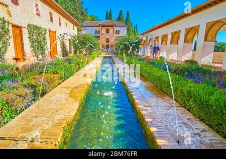 GRANADA, SPANIEN - 25. SEPTEMBER 2019: Der Topiargarten im Patio des Bewässerungsgrabens Generalife (Alhambra) mit Brunnen und mittelalterlicher Bewässerung c Stockfoto