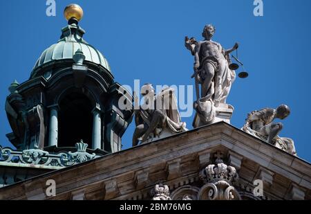 München, Deutschland. Mai 2020. Im Justizpalast befindet sich eine Statue der Gerechtigkeit. Kredit: Sven Hoppe/dpa/Alamy Live News Stockfoto