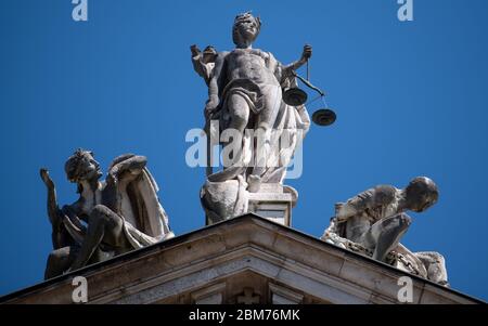 München, Deutschland. Mai 2020. Im Justizpalast befindet sich eine Statue der Gerechtigkeit. Kredit: Sven Hoppe/dpa/Alamy Live News Stockfoto