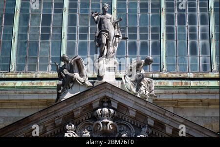 München, Deutschland. Mai 2020. Im Justizpalast befindet sich eine Statue der Gerechtigkeit. Kredit: Sven Hoppe/dpa/Alamy Live News Stockfoto