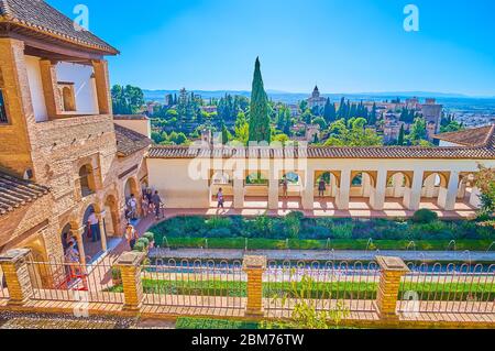 GRANADA, SPANIEN - 25. SEPTEMBER 2019: Genießen Sie den Blick von oben auf den Innenhof des Bewässerungsgrabens von Generalife mit Arkade, Garten, Brunnen und Alhambra Fortres Stockfoto