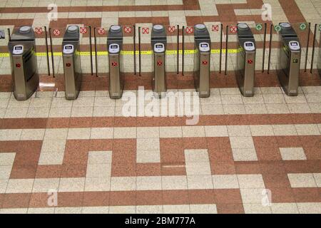 Ticketautomaten an der Metrostation Syntagma - Athen, Griechenland, 6. Mai 2020. Stockfoto