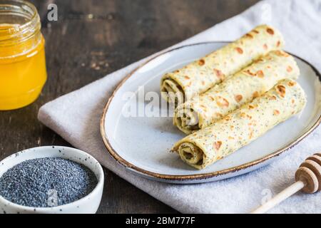 Mohn Seed Crepes (Jalois) Pfannkuchen mit Mohn und Honig/ Stockfoto