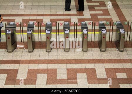 Ticketautomaten an der Metrostation Syntagma - Athen, Griechenland, 6. Mai 2020. Stockfoto