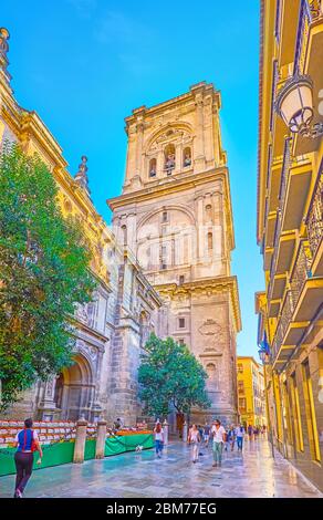 GRANADA, SPANIEN - 25. SEPTEMBER 2019: Die schmale Straße Pie de la Torre eröffnet den Blick auf den mittelalterlichen Glockenturm der Kathedrale von Granada auf dem Septem Stockfoto