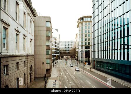 Die verlassene Upper Thames Street, die von der King William Street aus aufgenommen wurde. Tag 7 der Sperrung, London 2020. März Stockfoto