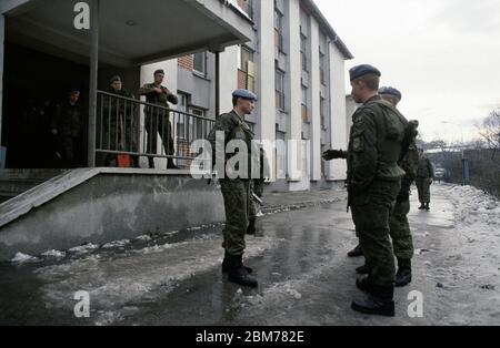 23. Februar 1994 während der Belagerung von Sarajevo: Soldaten der russischen Luftwaffe (VDV) sind gerade in ihrer Kaserne in Grbavica, einem bosnisch-serbischen Gebiet von Sarajevo, angekommen. Stockfoto