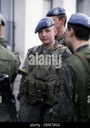 23. Februar 1994 während der Belagerung von Sarajevo: Soldaten der russischen Luftwaffe (VDV) sind gerade in ihrer Kaserne in Grbavica, einem bosnisch-serbischen Gebiet von Sarajevo, angekommen. Stockfoto