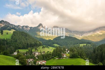 Blick über St. Cypiran, San Cipriano, San Cipriano auf das Rosengarten-massiv, Tiersertal Tal, Provinz von Bolzano-Bozen, Italien Stockfoto