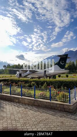 Flugzeug steht an der Start- und Landebahn nach der Landung, auf dem schönen Flughafen von Gilgit Baltistan, Pakistan Stockfoto