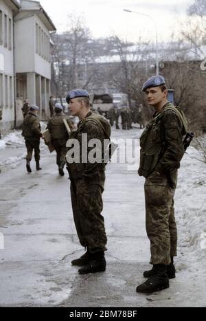 23. Februar 1994 während der Belagerung von Sarajevo: Soldaten der russischen Luftwaffe (VDV) sind gerade in ihrer Kaserne in Grbavica, einem bosnisch-serbischen Gebiet von Sarajevo, angekommen. Stockfoto