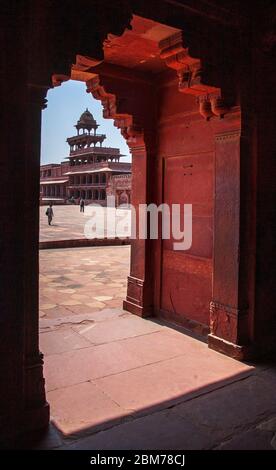 Ein Blick auf den Haupthof und den Panch Mahal von innen das dekorierte Diwan-i-Khas Gebäude von Fatehpur Sikri, Uttar Pradesh, Indien Stockfoto