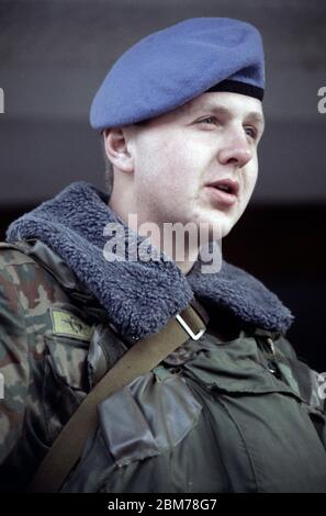 23. Februar 1994 während der Belagerung von Sarajevo: Ein Soldat der russischen Luftwaffe (VDV) ist gerade in seiner Kaserne in Grbavica, einem bosnisch-serbischen Gebiet von Sarajevo, angekommen. Stockfoto