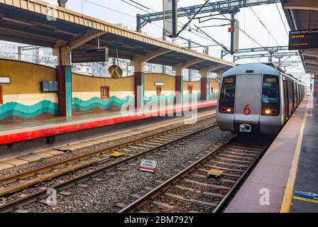 Öffentliche Metro Ankunft in Shastri Park Station in Neu-Delhi, Indien, Asien. Mehr als 5 Lakhs Passagiere reisen von Delhi Metro. Metro Rail Corporation. Stockfoto