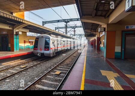 Öffentliche Metro Abfahrt von Shastri Park Station in Neu Delhi, Indien, Asien. Mehr als 5 Lakhs Passagiere reisen von Delhi Metro. Delhi Metro Rail. Stockfoto