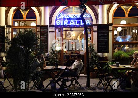 Bar/Restaurant in Sevilla. Bar Giralda in der Nacht, Sevilla, Andalusien, Spanien. Neonschild, Lichter, Kunden und Atmosphäre. Wohlfühlen.Atmosphärisch. Stockfoto