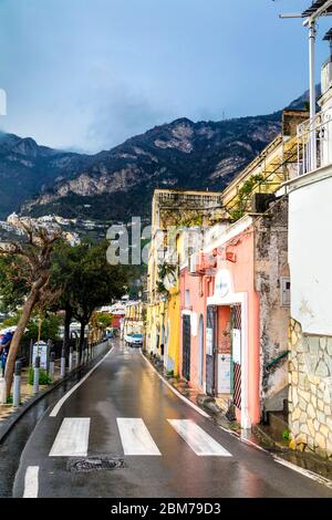 Bunte Häuser und Straßen nach einem regnerischen Tag in Positano, Amalfiküste, Italien Stockfoto