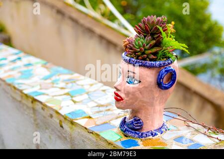 Kopf einer Frau Plat Topf mit saftigen Pflanzen, Praiano, Amalfiküste, Italien Stockfoto